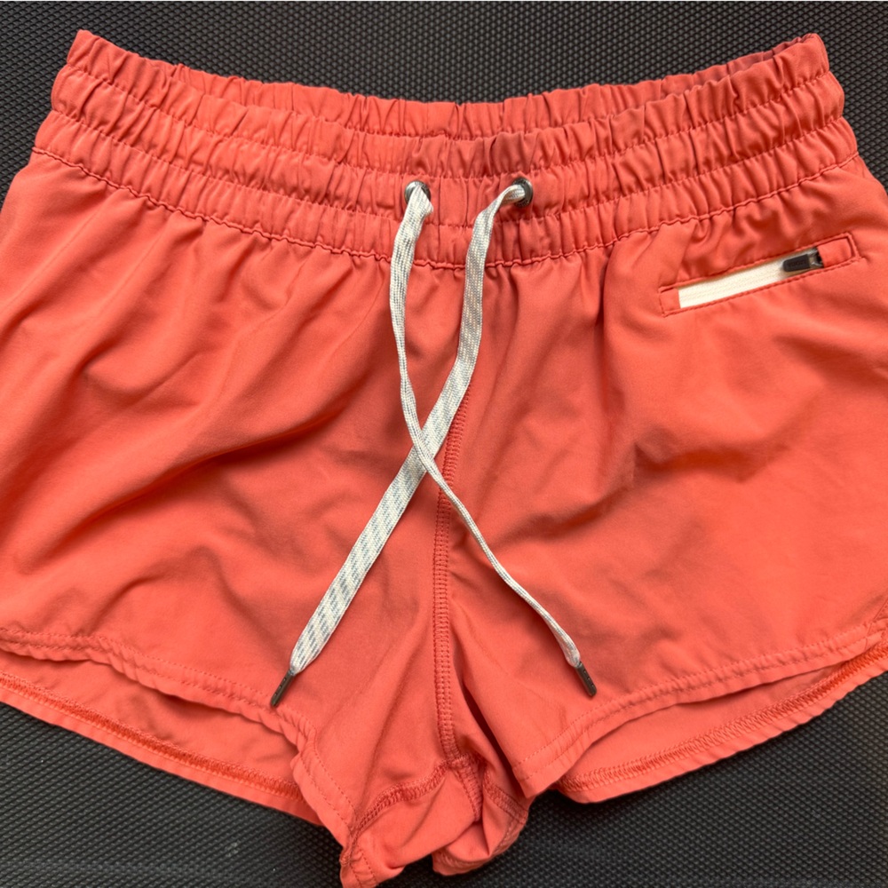 Vuori Clementine shorts - Coral